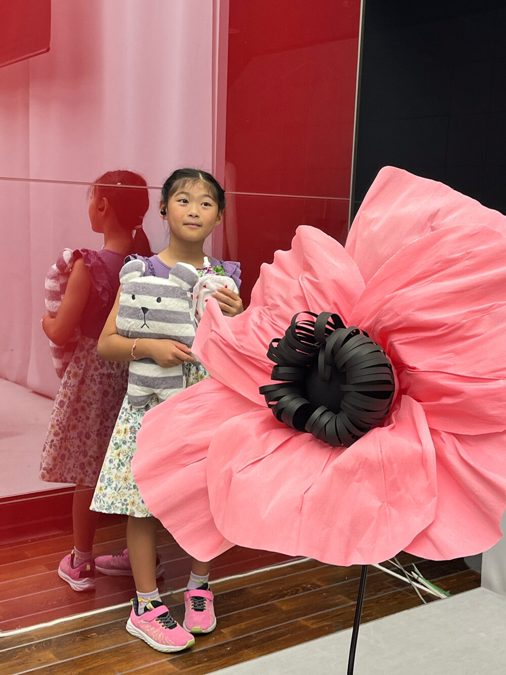 パープル系のワンピース、ピンク系のスニーカーを着用したキッズの秋コーディネートの2枚目の写真