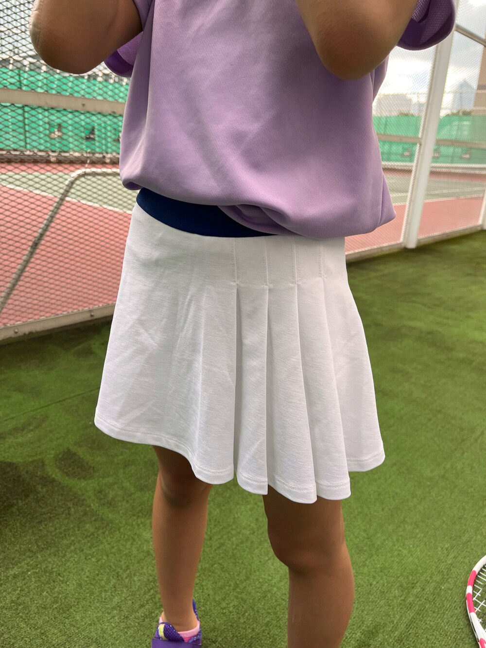 パープル系のスニーカー、ホワイト系のアウトドア/スポーツ、パープル系のアウトドア/スポーツを着用したキッズの秋コーディネートの4枚目の写真