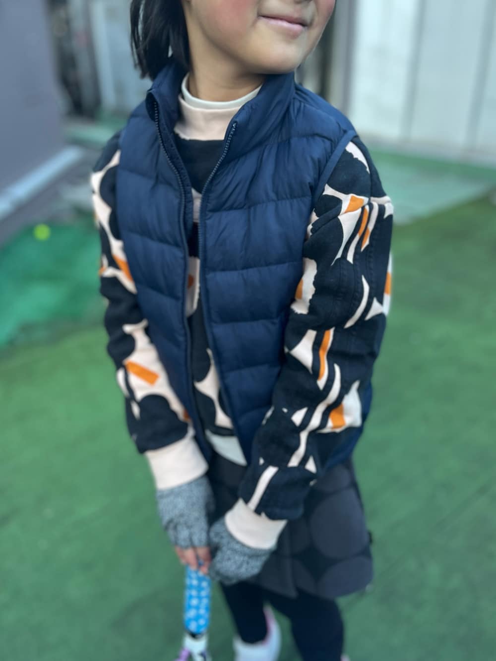 「バボラー、UNIQLO、marimekko、スカパン、テニス、ダウンベスト、スポーツウェア、スニーカー、adidas、小学生」｜「adidas✖️marimekkoのアイテム（スウェット、ブラック系）」を使った、springbluespringさん（キッズ・136cm）の春コーディネートの2枚目の写真