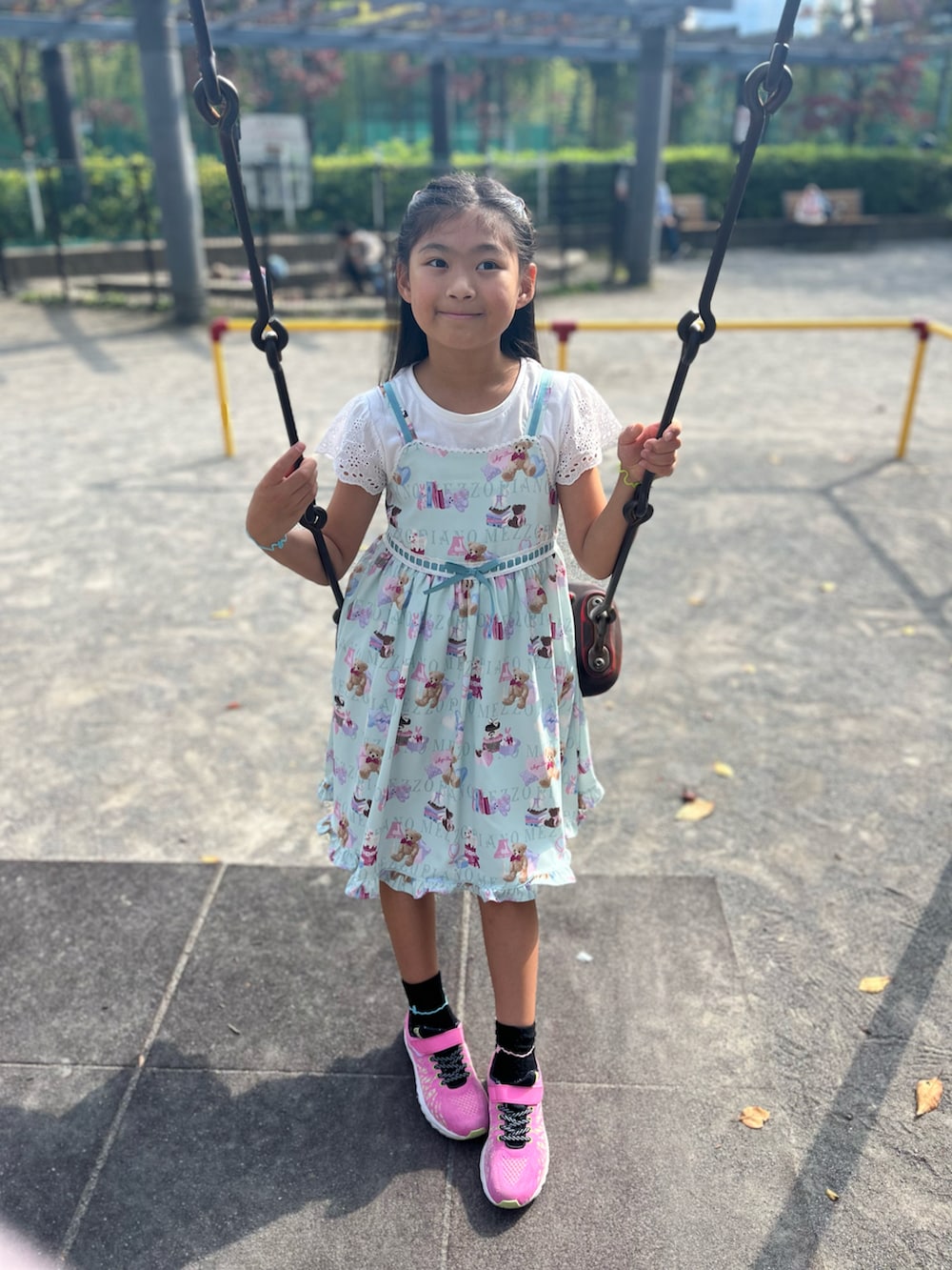 ブルー系のサロペット/オーバーオールを着用したキッズの秋コーディネートの2枚目の写真