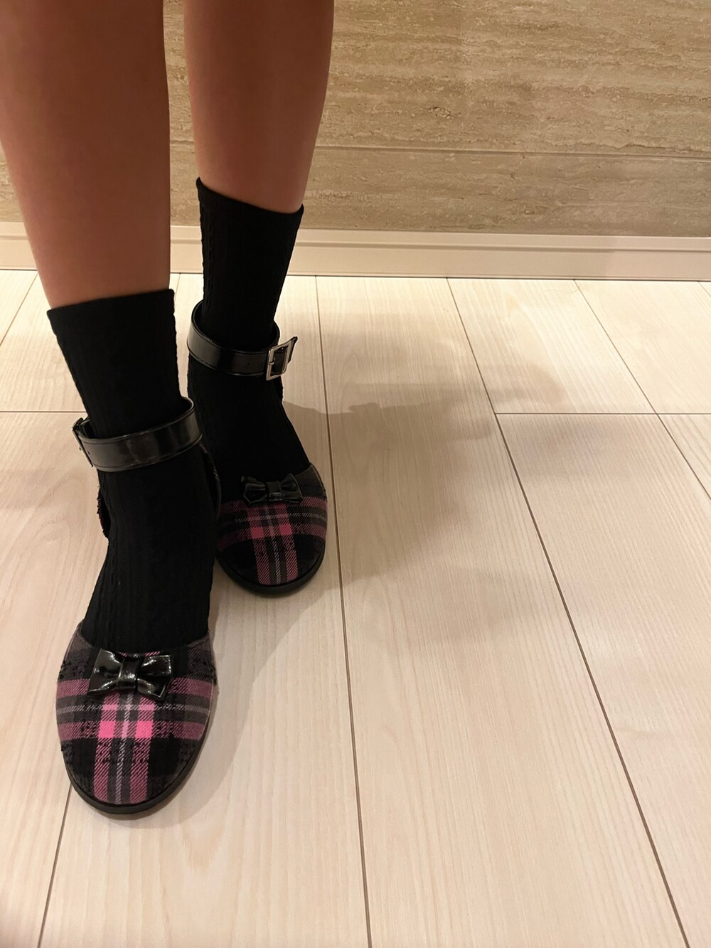 ブラック系のTシャツ/カットソー、パープル系のスカート、パープル系のパンプスを着用したキッズの秋コーディネートの2枚目の写真