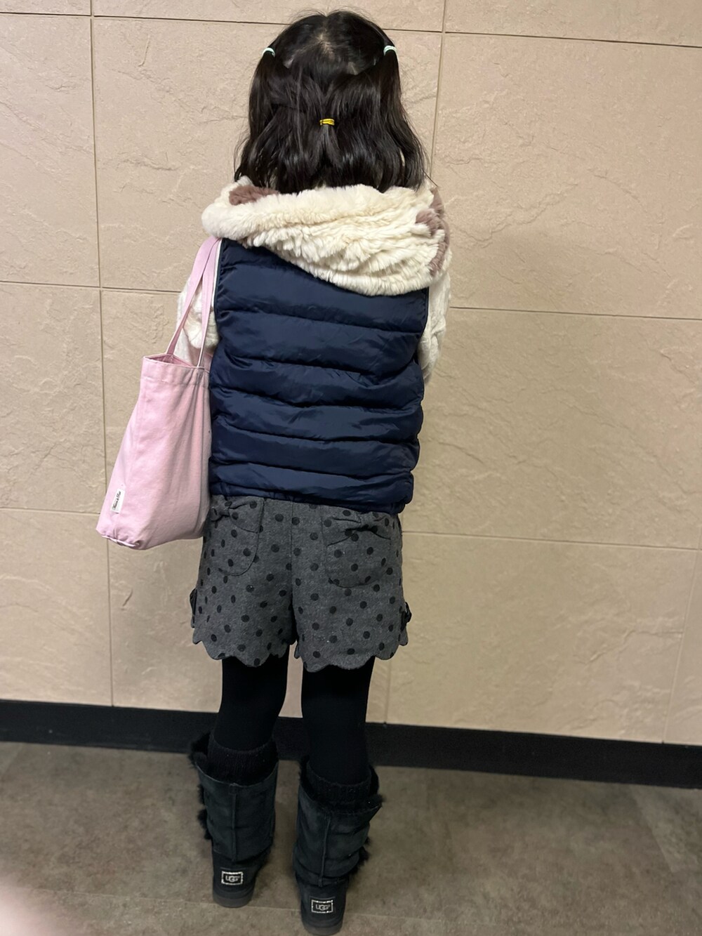 「ダウンベスト、ファースヌード、スヌード、短パン、ロングブーツ、UGGムートン、UGG、クリスタル、小学生、休日スタイル」｜「ママののアイテム（マフラー、ベージュ系）」を使った、springbluespringさん（キッズ・136cm）の冬コーディネートの2枚目の写真