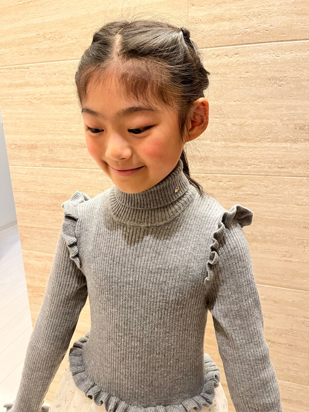 グレー系のドレス、シルバー系のパンプス、ホワイト系のタイツ/ストッキングを着用したキッズの冬コーディネートの2枚目の写真