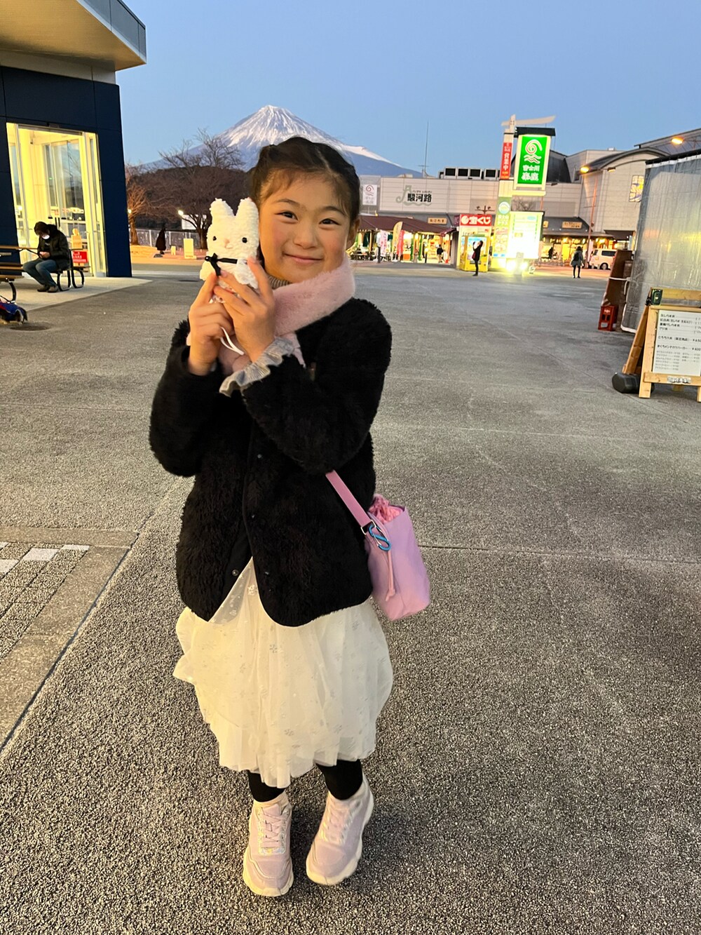 ブラック系のノーカラージャケット、グレー系のドレス、ピンク系のスニーカーを着用したキッズの冬コーディネートの3枚目の写真