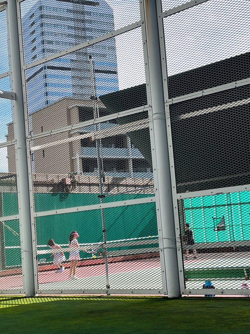 ホワイト系のTシャツ/カットソー、ピンク系のスニーカー、ピンク系のサンバイザーを着用したキッズの夏コーディネートの2枚目の写真