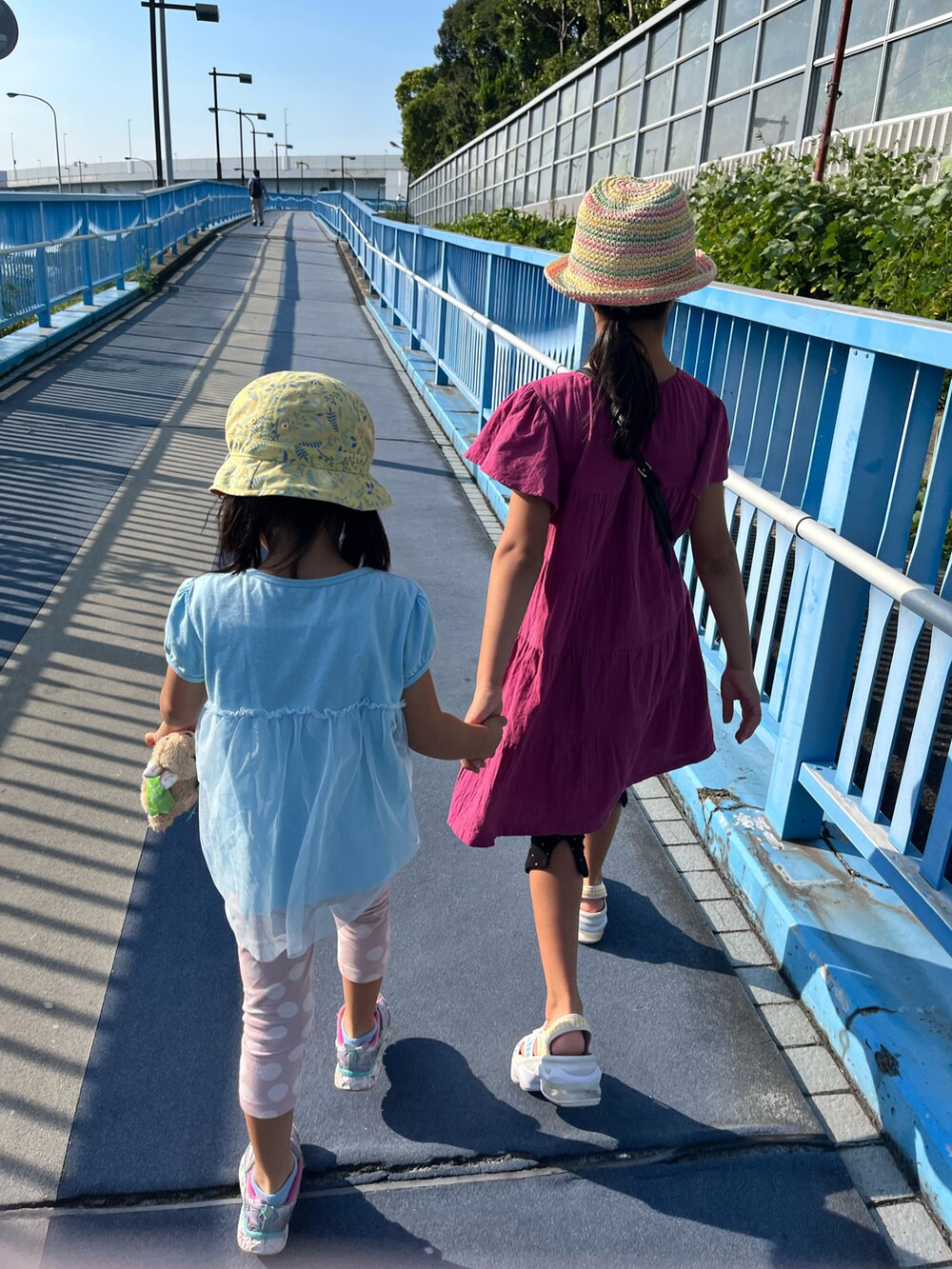 パープル系のワンピースを着用したキッズの秋コーディネートの4枚目の写真