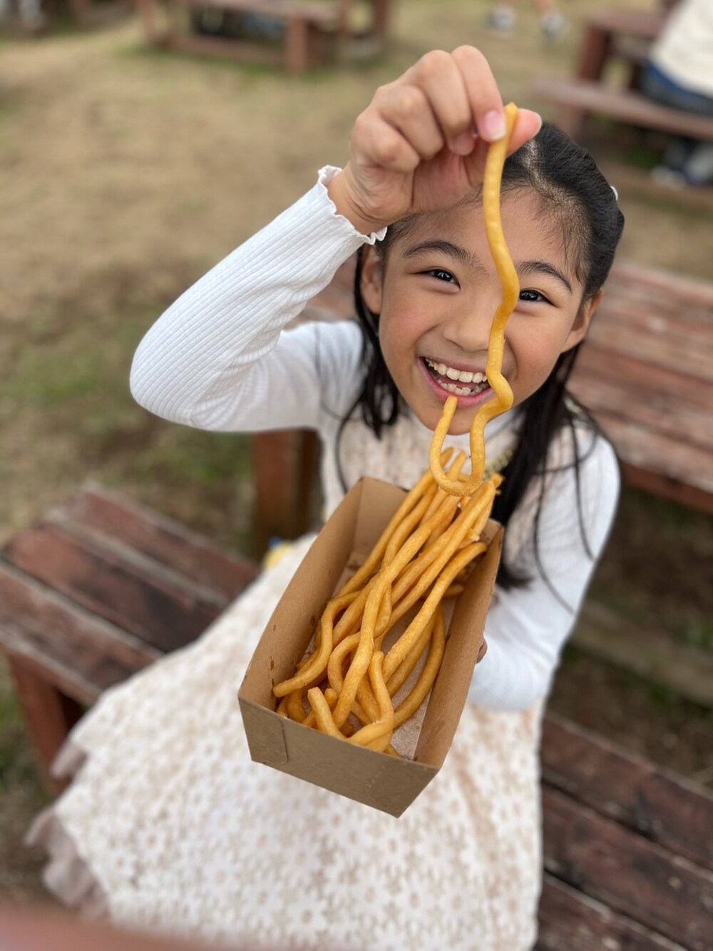 ホワイト系のドレスを着用したキッズの秋コーディネートの5枚目の写真