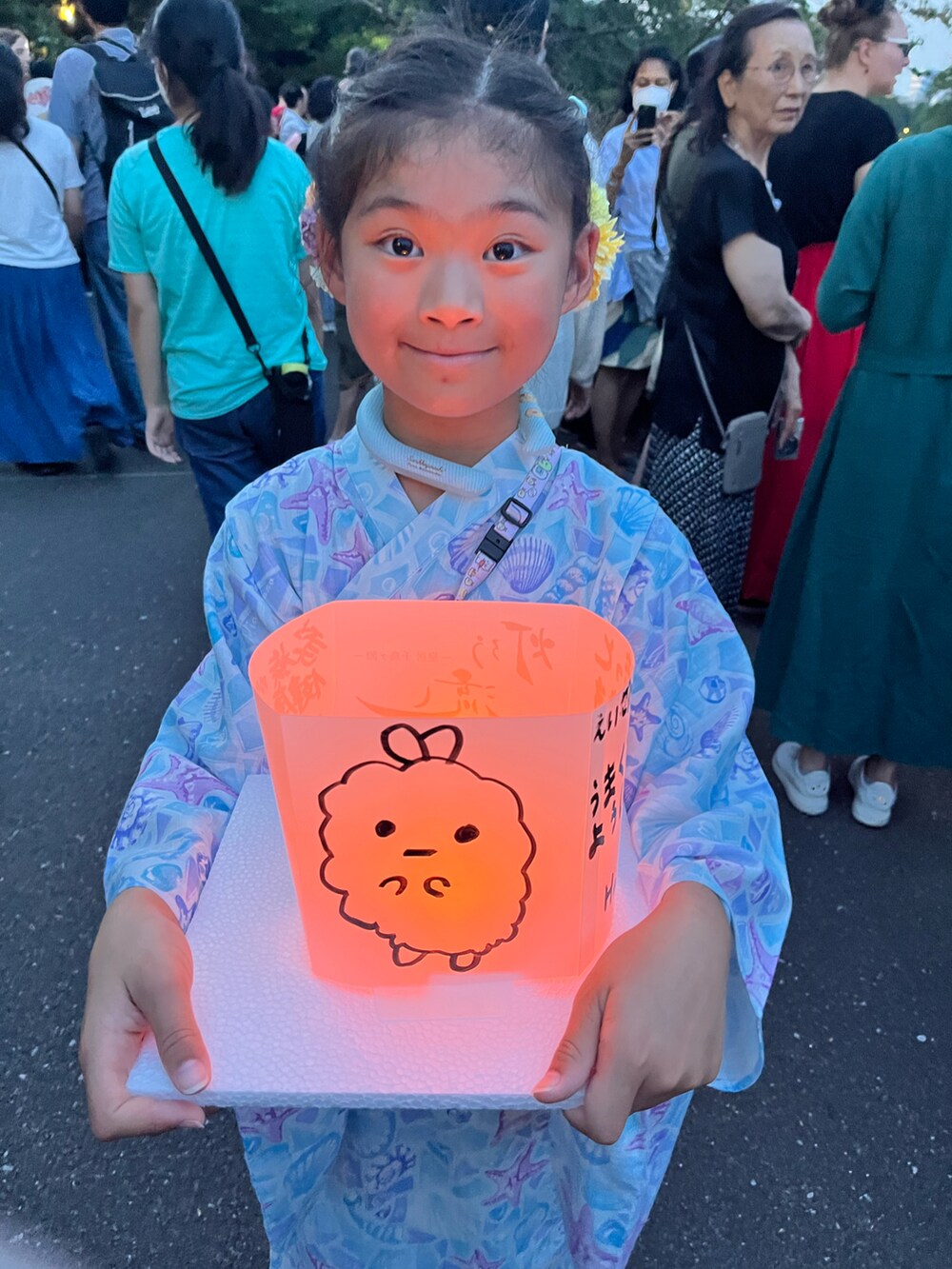 ブルー系の浴衣を着用したキッズの夏コーディネートの2枚目の写真