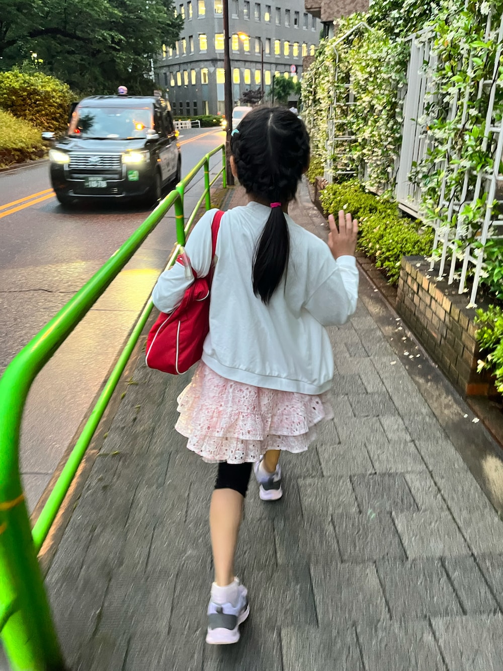 「小学生、スカパン、Mezzo Piano、Skechers」｜「ディズニーランド40周年のアイテム（Tシャツ/カットソー、その他）」を使った、springbluespringさん（キッズ・130cm）の夏コーディネートの4枚目の写真