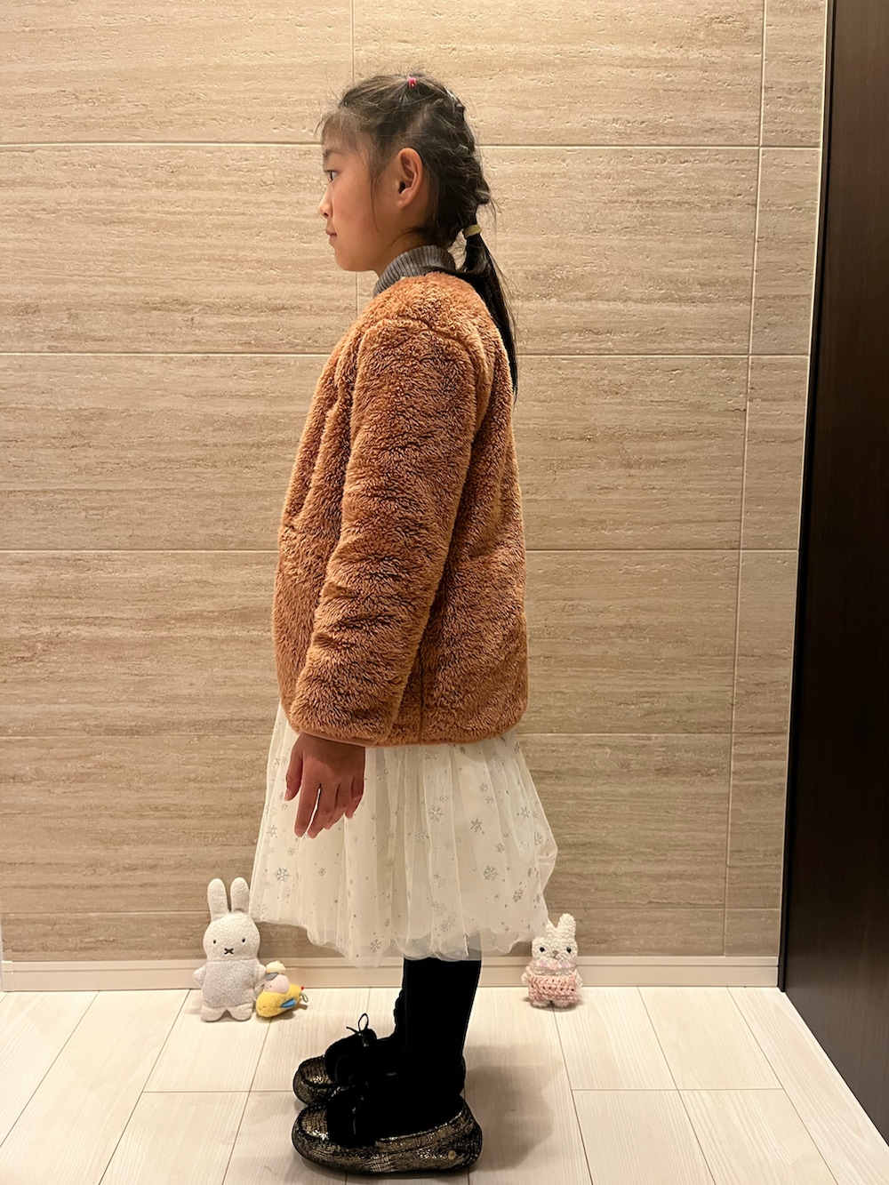 「ボアジャケット、チュールワンピ、UGGモカシン、kate spade new york kids」｜「kate spade new yorkのアイテム（ドレス、グレー系）」を使った、springbluespringさん（キッズ・130cm）の冬コーディネートの2枚目の写真