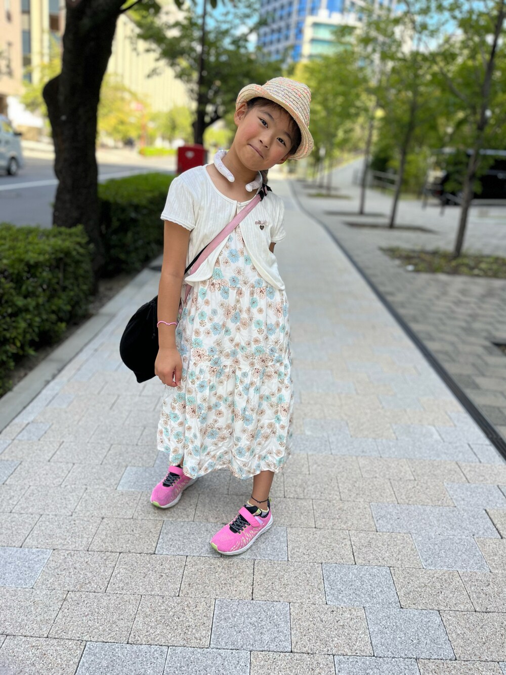 「小学生、ストローハット、麦わら帽子、瞬足、UNIQLO、ワンピース」｜「H&Mのアイテム（ハット、ベージュ系）」を使った、springbluespringさん（キッズ・131cm）の秋コーディネートの2枚目の写真