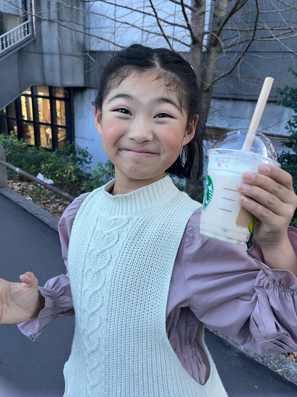 ピンク系のワンピース、シルバー系のスニーカーを着用したキッズの冬コーディネートの4枚目の写真