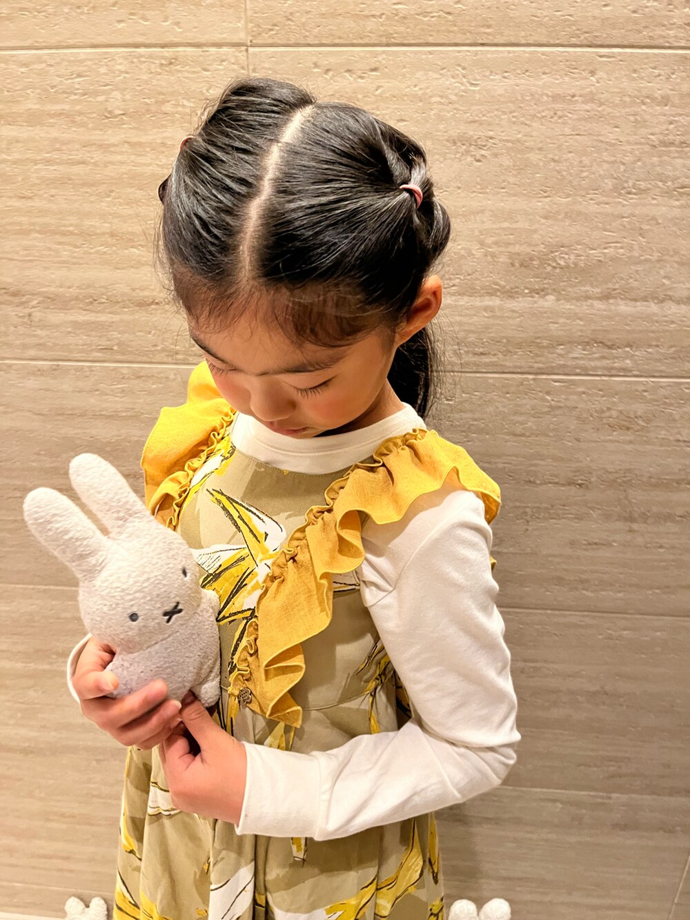 ホワイト系のTシャツ/カットソー、イエロー系のワンピース、ブルー系のデニムパンツを着用したキッズの春コーディネートの2枚目の写真