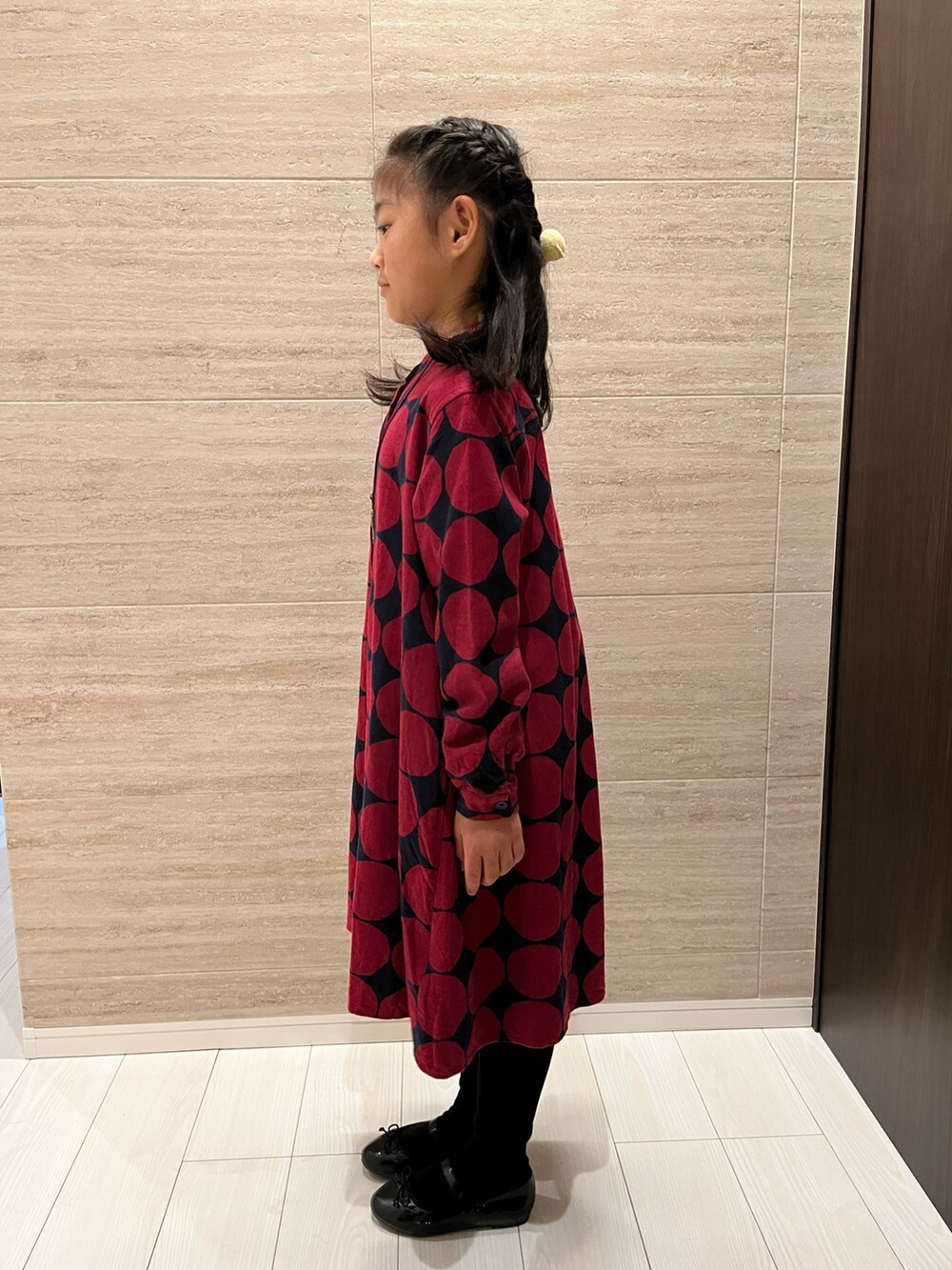 「シャツワンピース、シャツワンピ、UNIQLO、マリメッコ(marimekko)、UNIQLO✖️marimekko、小学生、小学生コーデ、小学生ファッション、小学生女子」｜「UNIQLOのアイテム（シャツワンピース、レッド系）」を使った、springbluespringさん（キッズ・130cm）の冬コーディネートの2枚目の写真