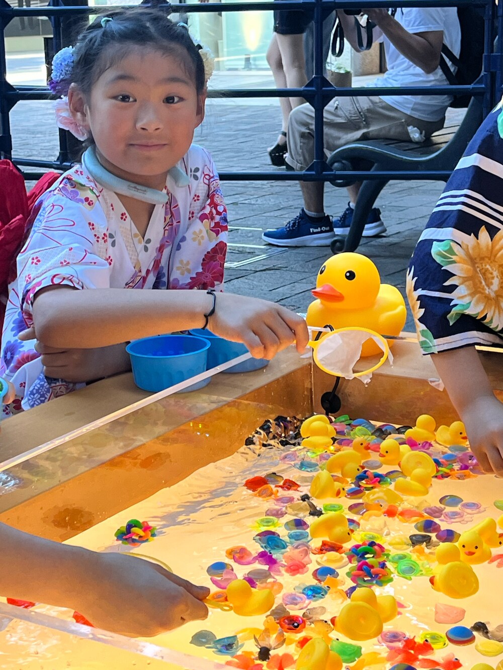 ホワイト系の浴衣を着用したキッズの夏コーディネートの2枚目の写真