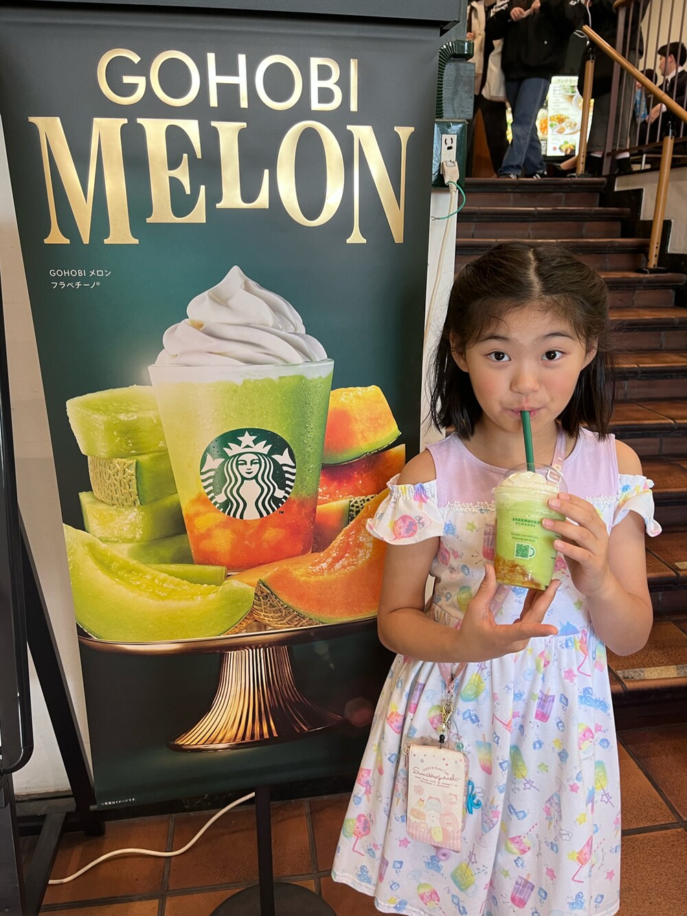 ピンク系のワンピース、ピンク系のスニーカーを着用したキッズの春コーディネートの3枚目の写真