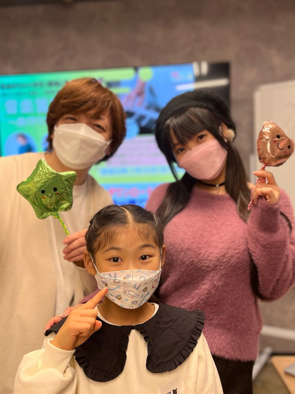 ホワイト系のスウェット、ブラック系のショルダーバッグ、パープル系のスニーカーを着用したキッズの冬コーディネートの2枚目の写真