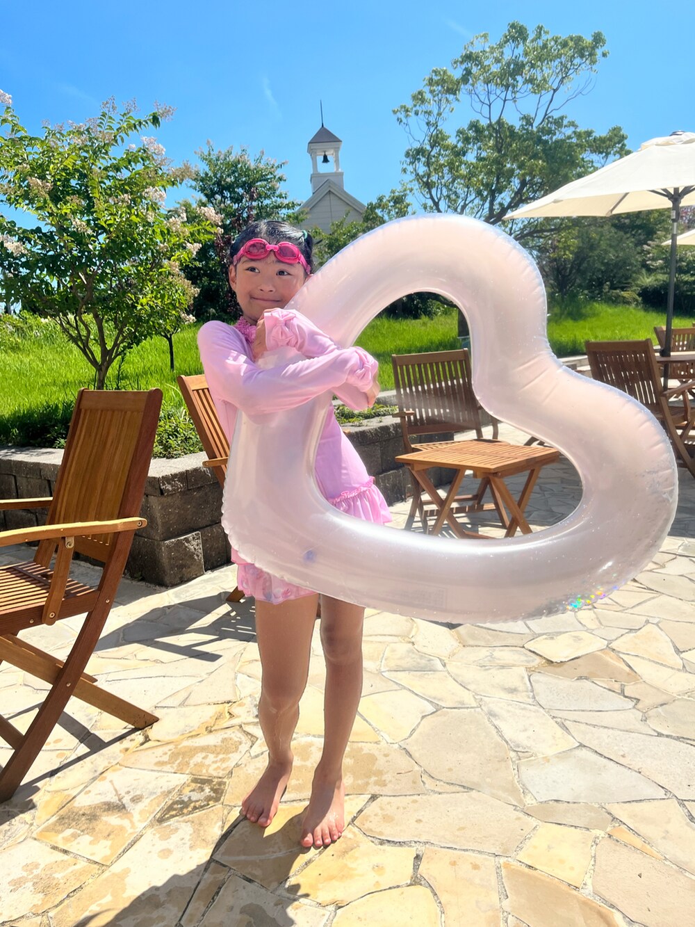 「プール、水着、夏休み、夏旅行、旅行、おでかけコーデ、小学生」｜「mezzo pianoのアイテム（ラッシュガード、ピンク系）」を使った、springbluespringさん（キッズ・131cm）の夏コーディネートの2枚目の写真