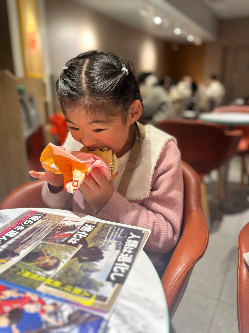 ホワイト系のジャケット/アウター、ホワイト系のシャツ/ブラウスを着用したキッズの冬コーディネートの2枚目の写真