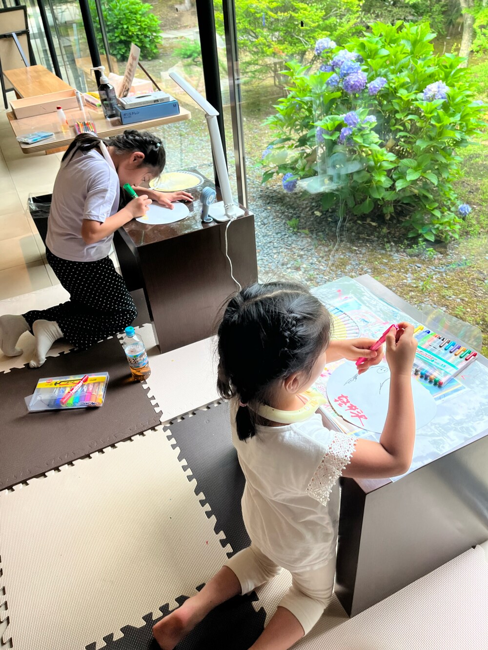 パープル系のTシャツ/カットソー、ブラック系のその他パンツを着用したキッズの夏コーディネートの3枚目の写真