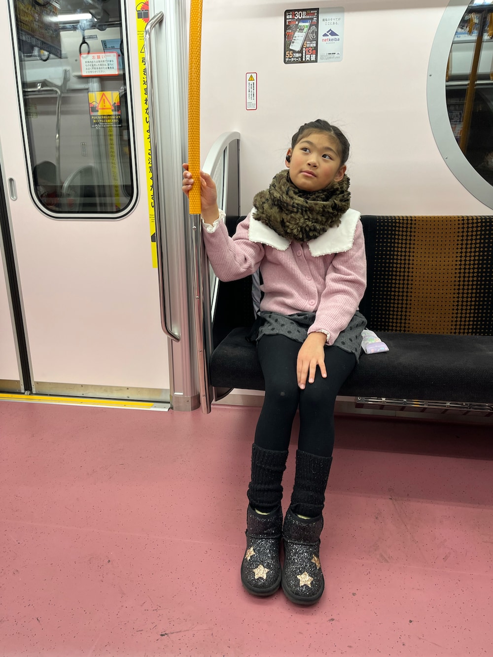 「UGGムートン、ムートンブーツ、冬のコーデ、ビックカラー、カーディガン、ショートパンツ、レッグウォーマー、小学生、スヌード」｜「ママののアイテム（その他小物、その他）」を使った、springbluespringさん（キッズ・134cm）の冬コーディネートの2枚目の写真