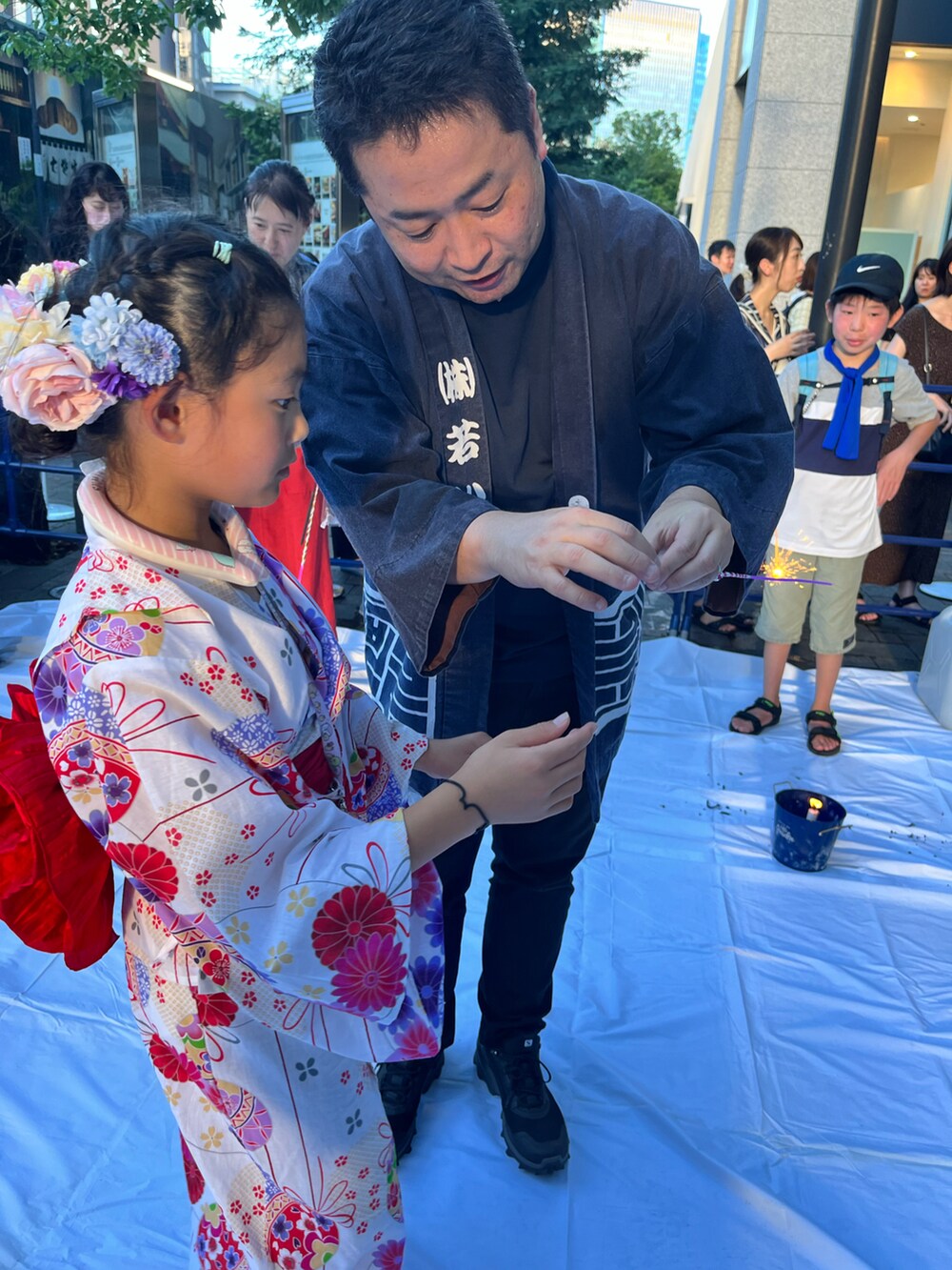 ホワイト系の浴衣を着用したキッズの夏コーディネートの3枚目の写真