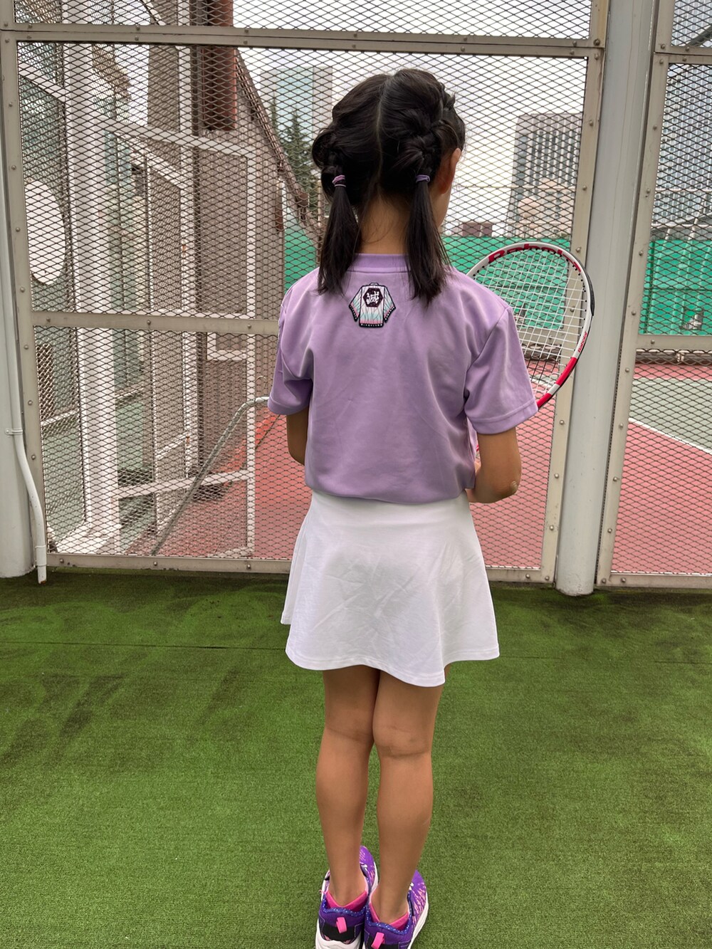 パープル系のスニーカー、ホワイト系のアウトドア/スポーツ、パープル系のアウトドア/スポーツを着用したキッズの秋コーディネートの3枚目の写真