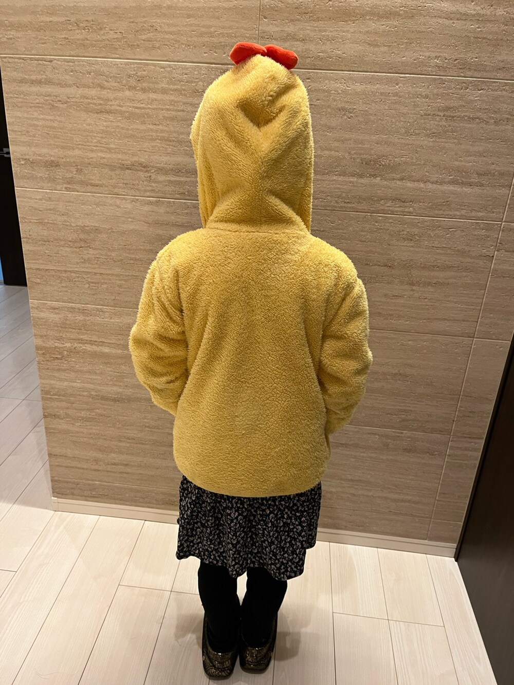 イエロー系のジャケット/アウター、ホワイト系のTシャツ/カットソー、ブルー系のワンピースを着用したキッズの冬コーディネートの4枚目の写真