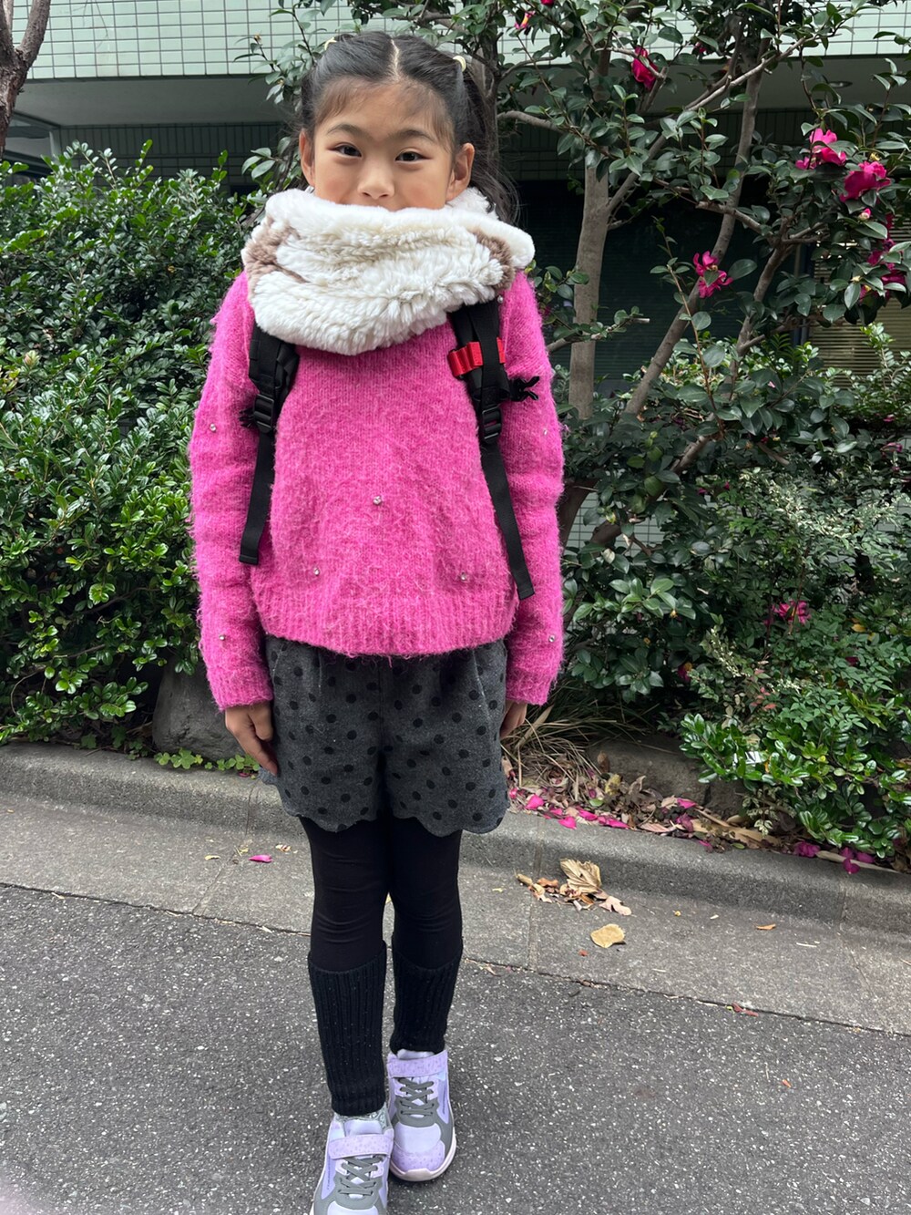 「ビジューニット、ZARA KIDS、セーター、モヘアニット、UGGムートン、ラーメン、ラーメン　心、冬を彩る色いろコーデ」｜「ZARA KIDSのアイテム（ニット/セーター、ピンク系）」を使った、springbluespringさん（キッズ・134cm）の冬コーディネートの4枚目の写真