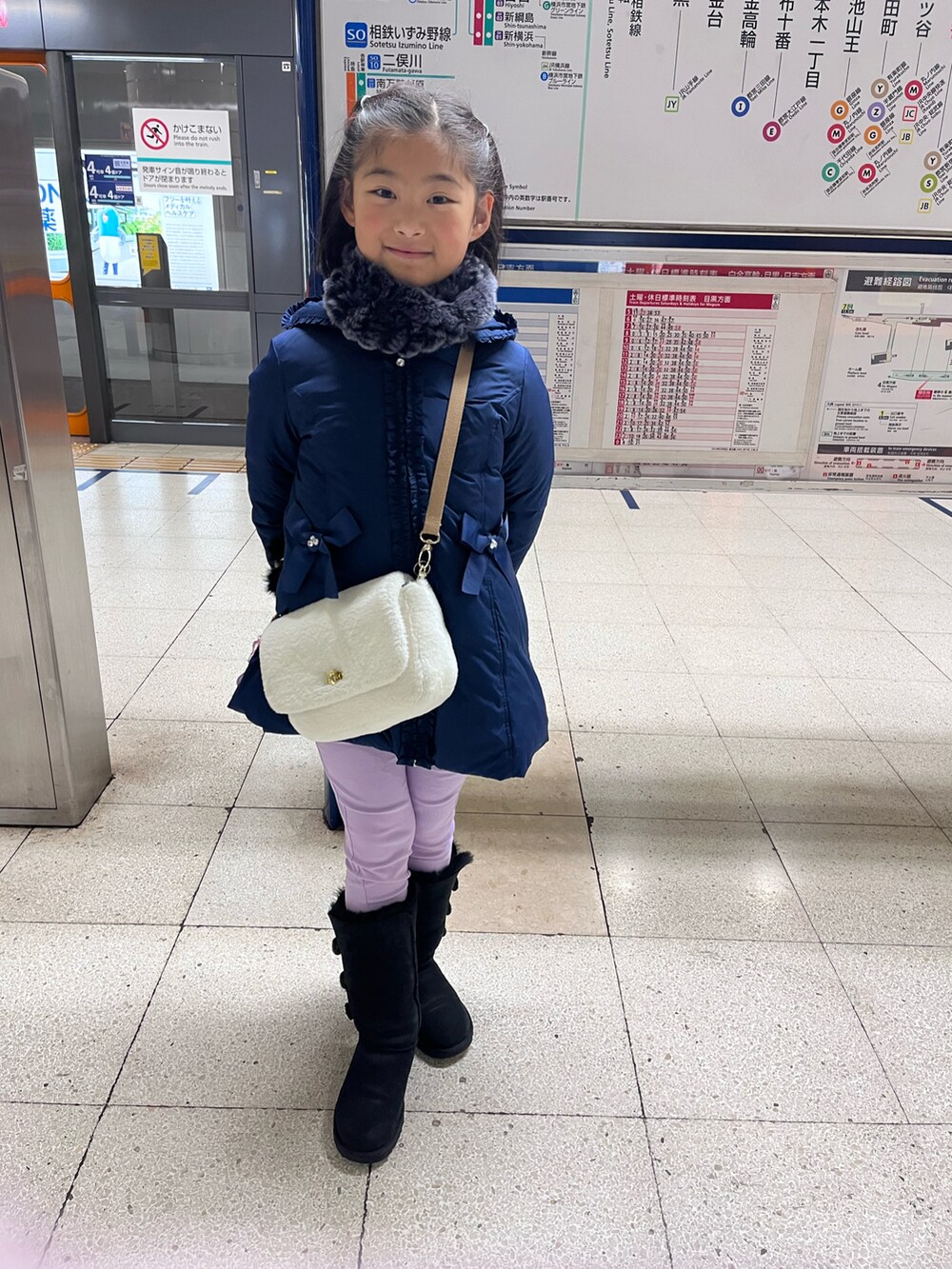「日枝神社、小学生、ダウンコート、GU、ニット、UGGムートン、UGG」｜「mezzo pianoのアイテム（ダウンジャケット/コート、ブルー系）」を使った、springbluespringさん（キッズ・134cm）の冬コーディネートの4枚目の写真