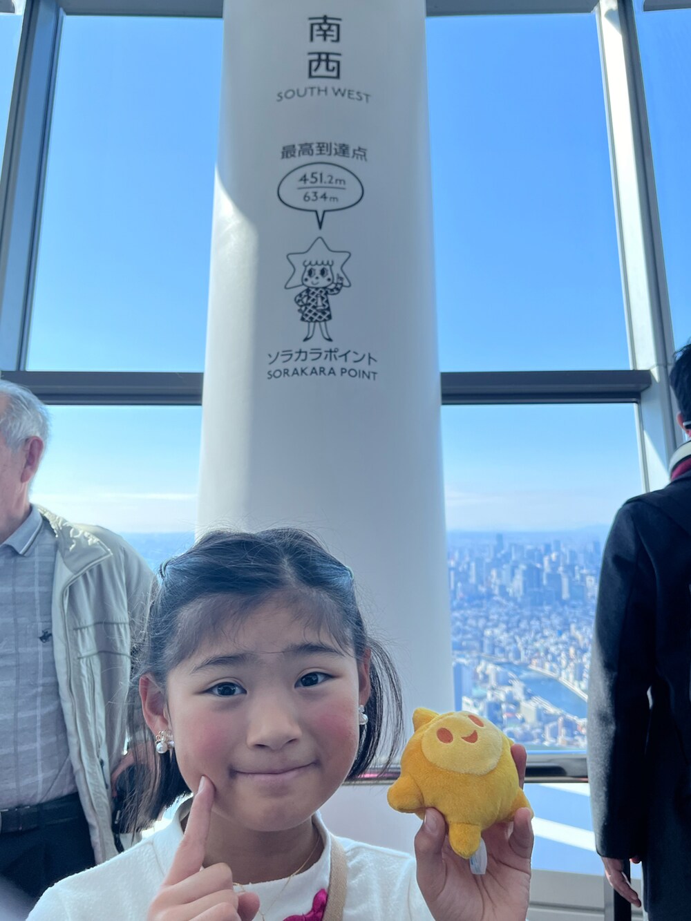「スカイツリー、似合うラボに行こう、Mezzo Piano、ワンピース、UGG、UGGムートン、ブーツ、小学生、最上階まで登りました」｜「mezzo pianoのアイテム（ワンピース、ピンク系）」を使った、springbluespringさん（キッズ・136cm）の冬コーディネートの2枚目の写真