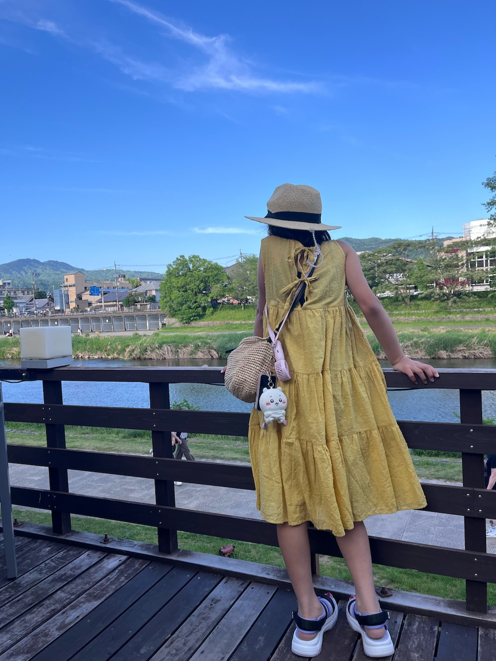 「京都、京都旅行、ワンピース、黄色ワンピース、スポサン、スポーツサンダル、ストローハット、麦わら帽子、小学生、鴨川沿い」｜「H&Mのアイテム（ハット、ベージュ系）」を使った、springbluespringさん（キッズ・136cm）の春コーディネートの4枚目の写真