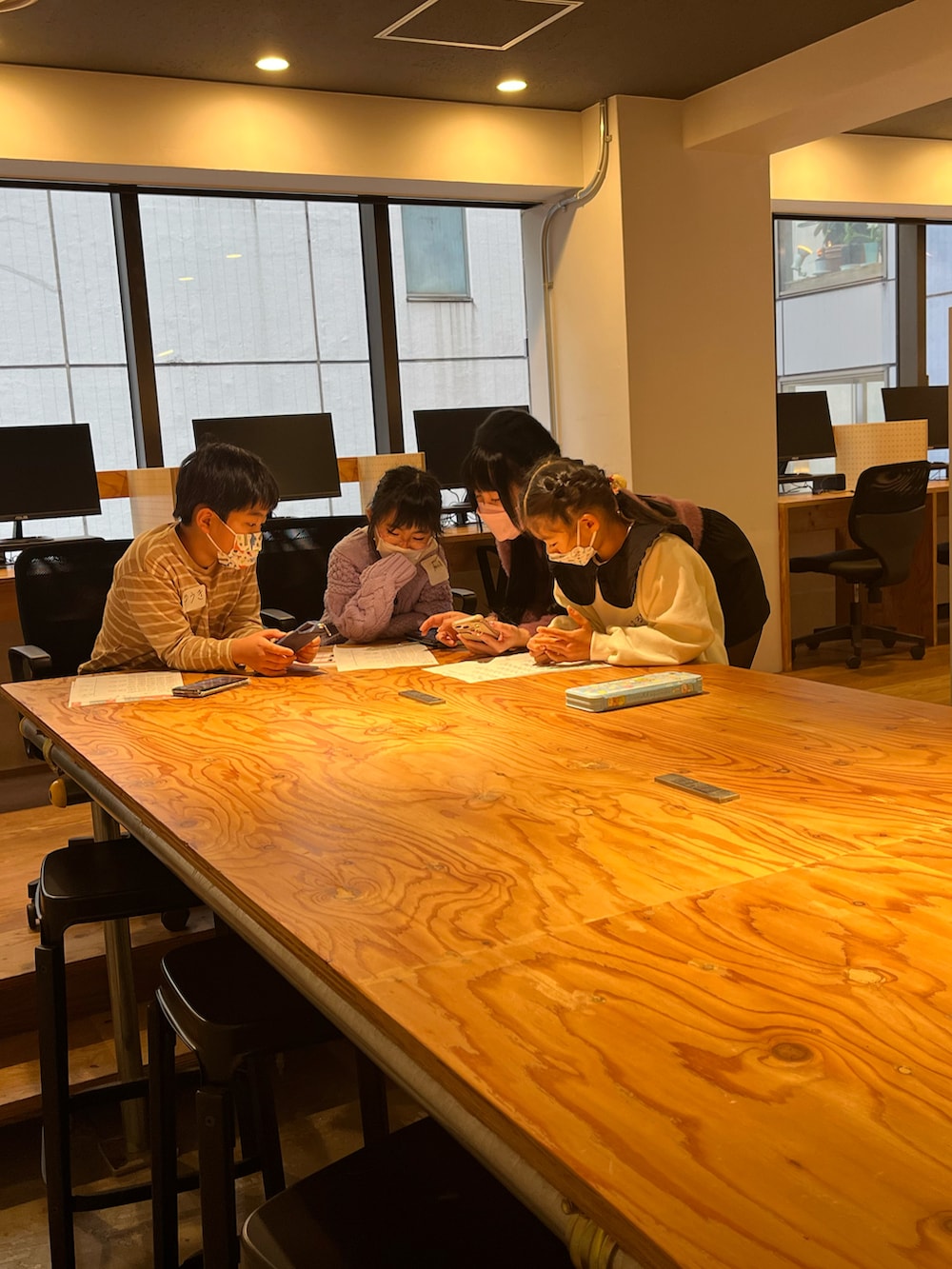 ホワイト系のスウェット、ブラック系のショルダーバッグ、パープル系のスニーカーを着用したキッズの冬コーディネートの3枚目の写真