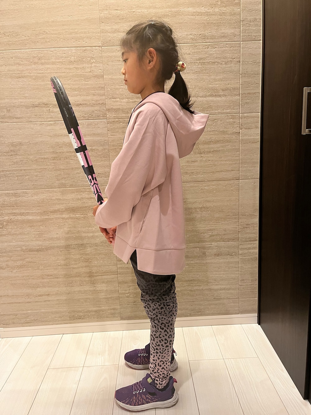 ピンク系のパーカー、ピンク系のパンツ、パープル系のスニーカーを着用したキッズの冬コーディネートの3枚目の写真