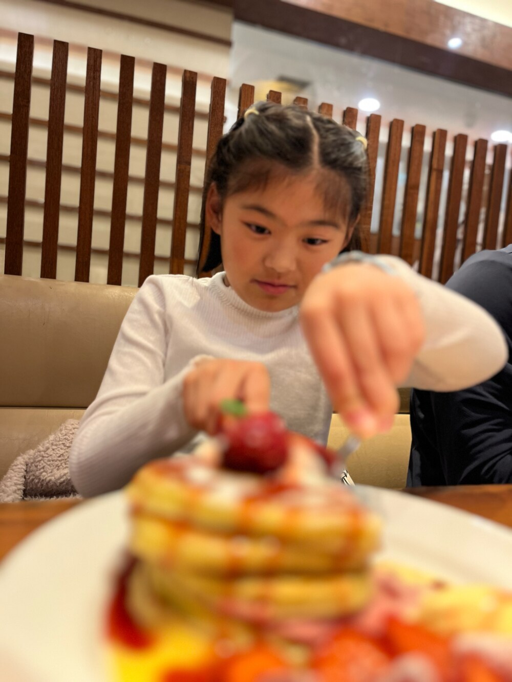 「フリルカットソー、スゥぃーツ、スイーツ、イチゴパンケーキ、小学生」｜「GUのアイテム（Tシャツ/カットソー、ホワイト系）」を使った、springbluespringさん（キッズ・136cm）の冬コーディネートの2枚目の写真