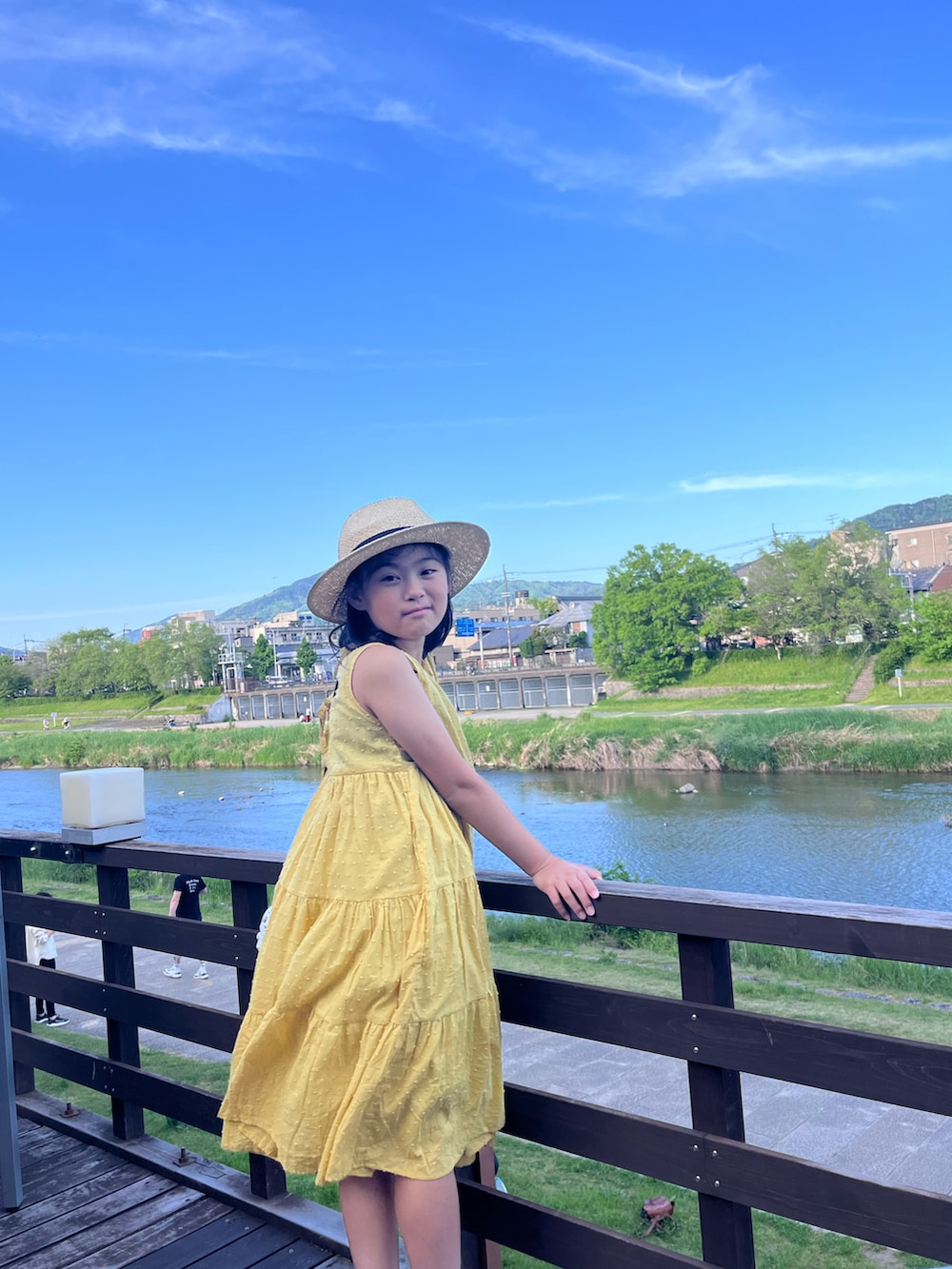 「京都、京都旅行、ワンピース、黄色ワンピース、スポサン、スポーツサンダル、ストローハット、麦わら帽子、小学生、鴨川沿い」｜「H&Mのアイテム（ハット、ベージュ系）」を使った、springbluespringさん（キッズ・136cm）の春コーディネートの5枚目の写真