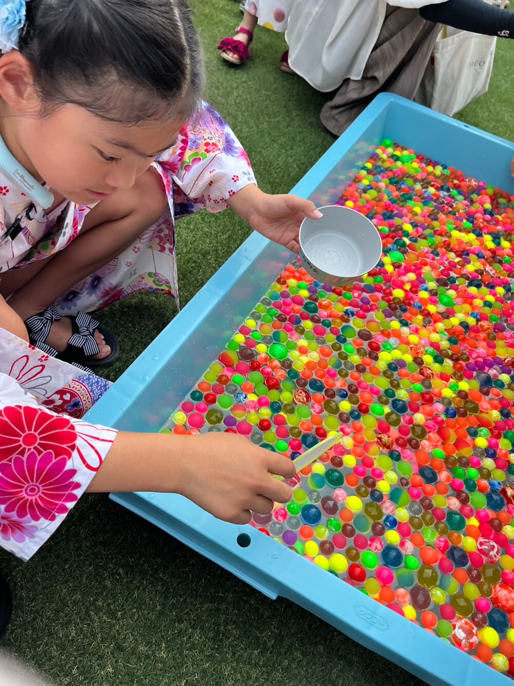 ホワイト系の浴衣を着用したキッズの夏コーディネートの3枚目の写真