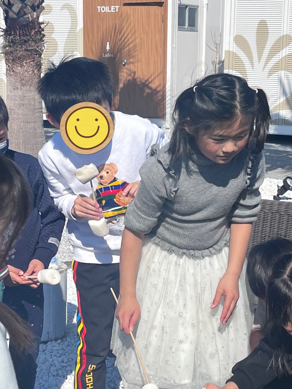 グレー系のドレスを着用したキッズの冬コーディネートの3枚目の写真