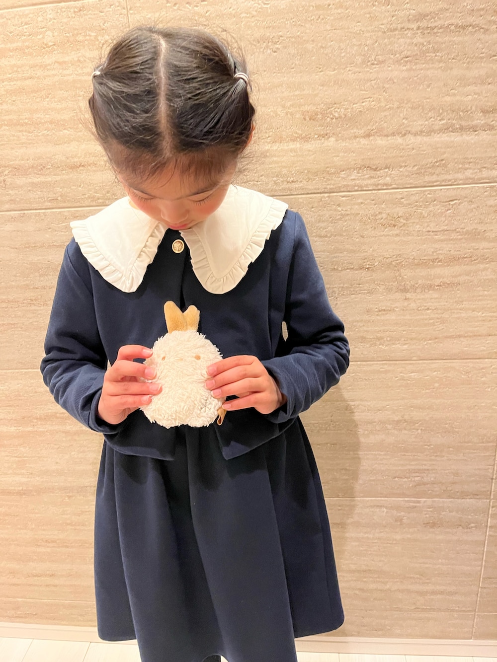 ブラック系のワンピース、ブラック系のパンプスを着用したキッズの春コーディネートの2枚目の写真