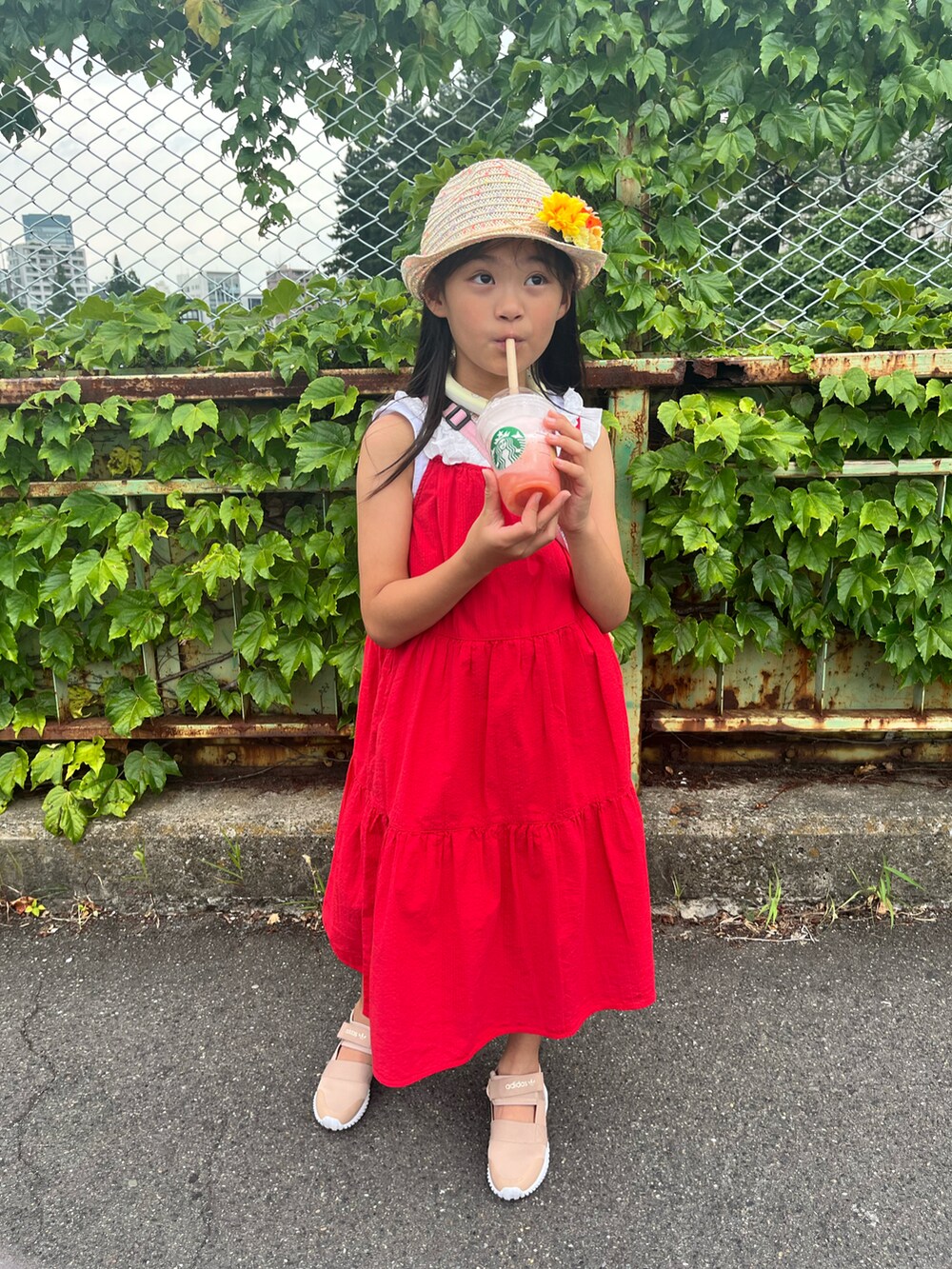 「キャミワンピ、赤、夏コーデ、ストローハット、麦わら帽子、スターバックス、スタバ、フラペチーノ、小学生」｜「H&Mのアイテム（ハット、ベージュ系）」を使った、springbluespringさん（キッズ・131cm）の夏コーディネートの2枚目の写真