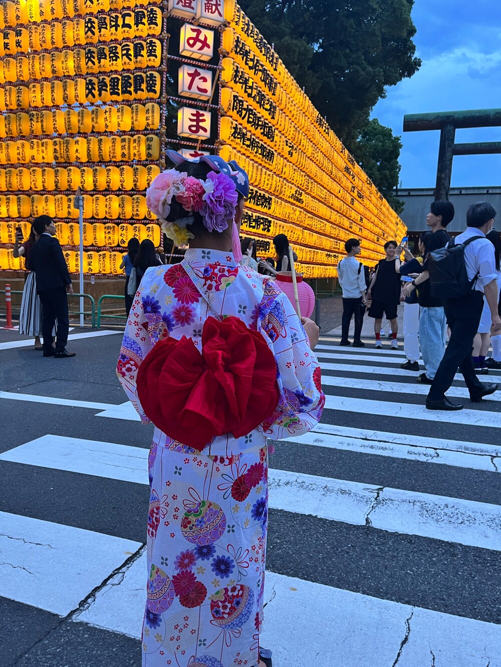 ブルー系のサンダル、ホワイト系の浴衣を着用したキッズの夏コーディネートの4枚目の写真