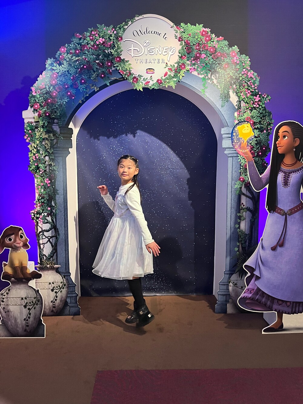 その他のワンピース、ブラック系のブーツを着用したキッズの冬コーディネートの2枚目の写真