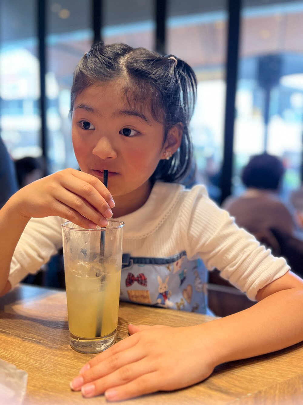 ブルー系のワンピースを着用したキッズの冬コーディネートの2枚目の写真