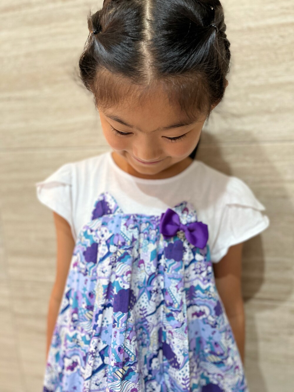 ブルー系のワンピース、ブラック系のその他パンツを着用したキッズの秋コーディネートの5枚目の写真