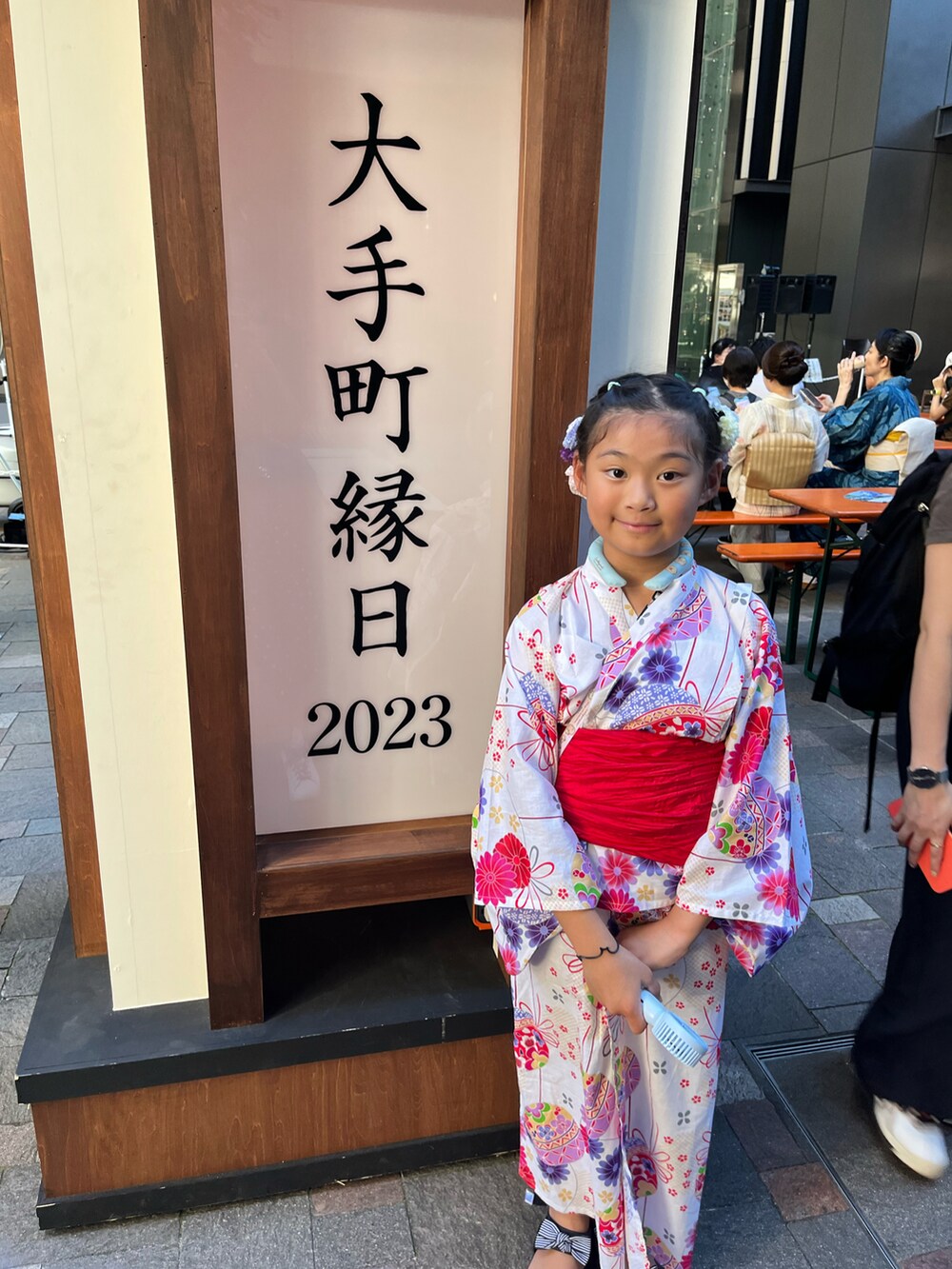 ホワイト系の浴衣を着用したキッズの夏コーディネートの5枚目の写真