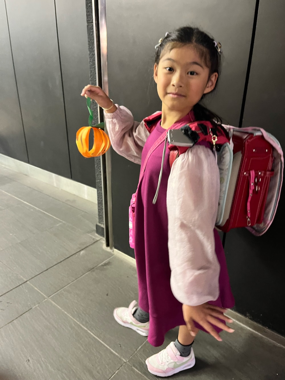 「apres les cours、シフォン袖、秋のコーデ、ワンピース、スニーカー、NIKE、小学生、小学生女子」｜「apres les coursのアイテム（ワンピース、パープル系）」を使った、springbluespringさん（キッズ・134cm）の秋コーディネートの3枚目の写真