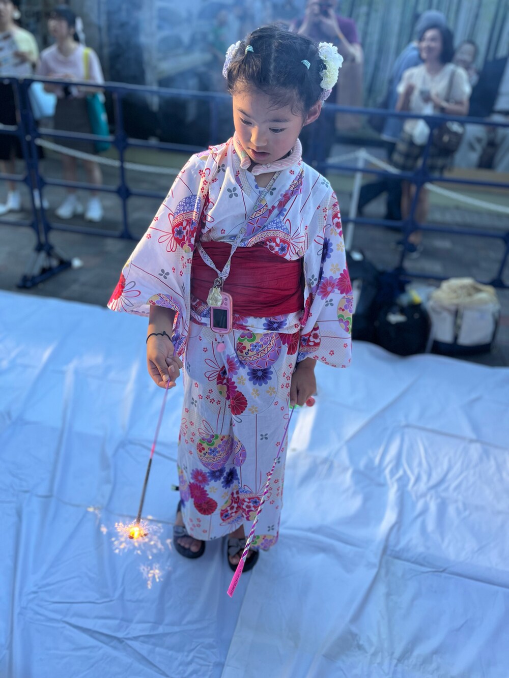 ホワイト系の浴衣を着用したキッズの夏コーディネートの4枚目の写真