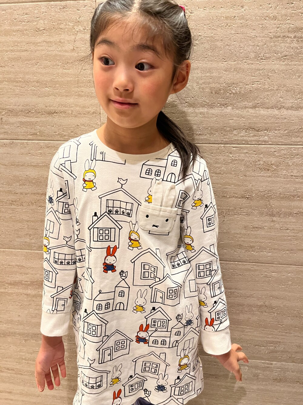 ホワイト系のワンピース、パープル系のその他パンツ、ブラック系のローファーを着用したキッズの冬コーディネートの2枚目の写真