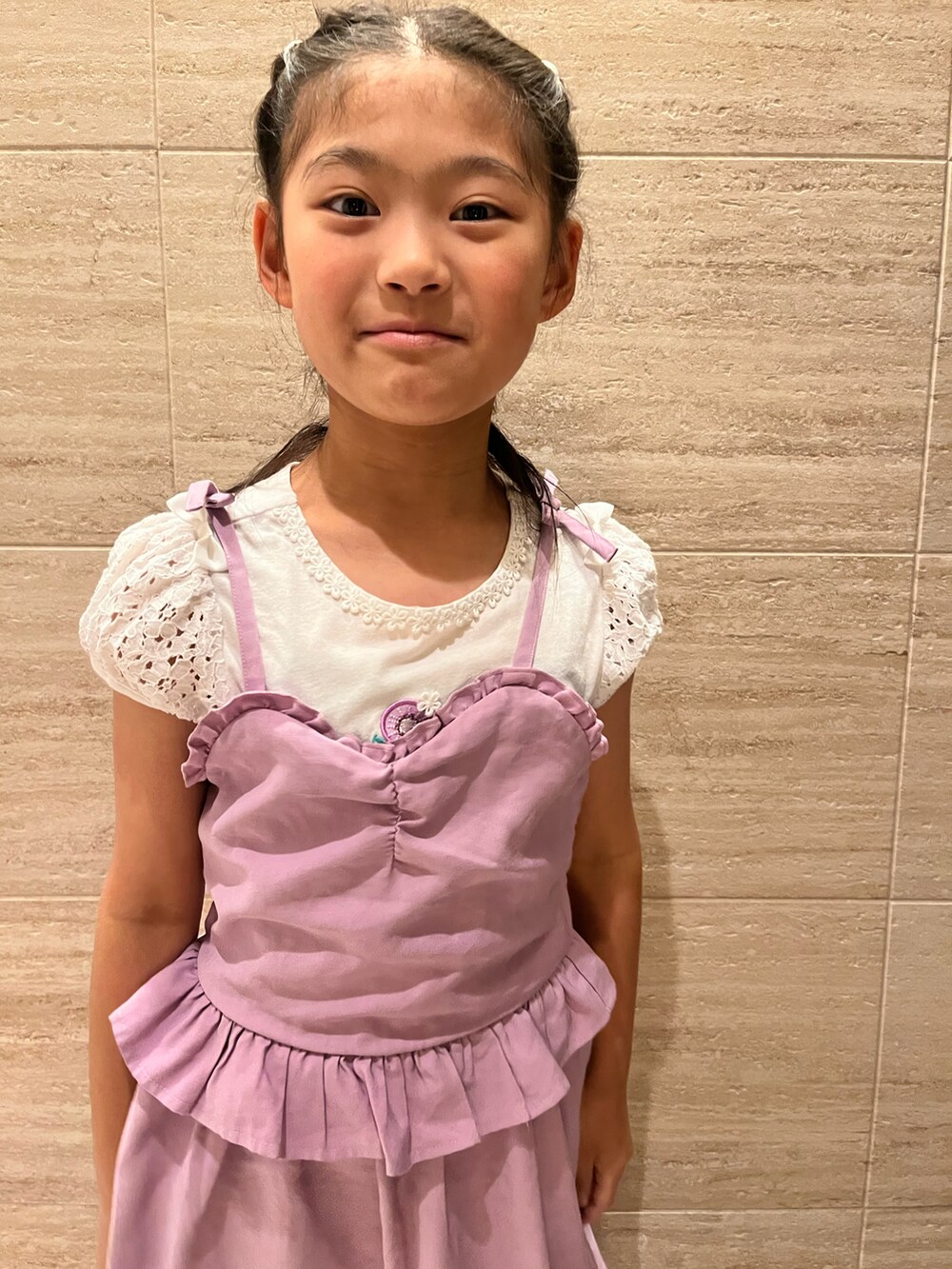 「朝勉、メゾピアノ、ジャンパースカート、パフスリーブ、小学生、スニーカー」｜「mezzo pianoのアイテム（ジャンパースカート、ピンク系）」を使った、springbluespringさん（キッズ・130cm）の春コーディネートの2枚目の写真