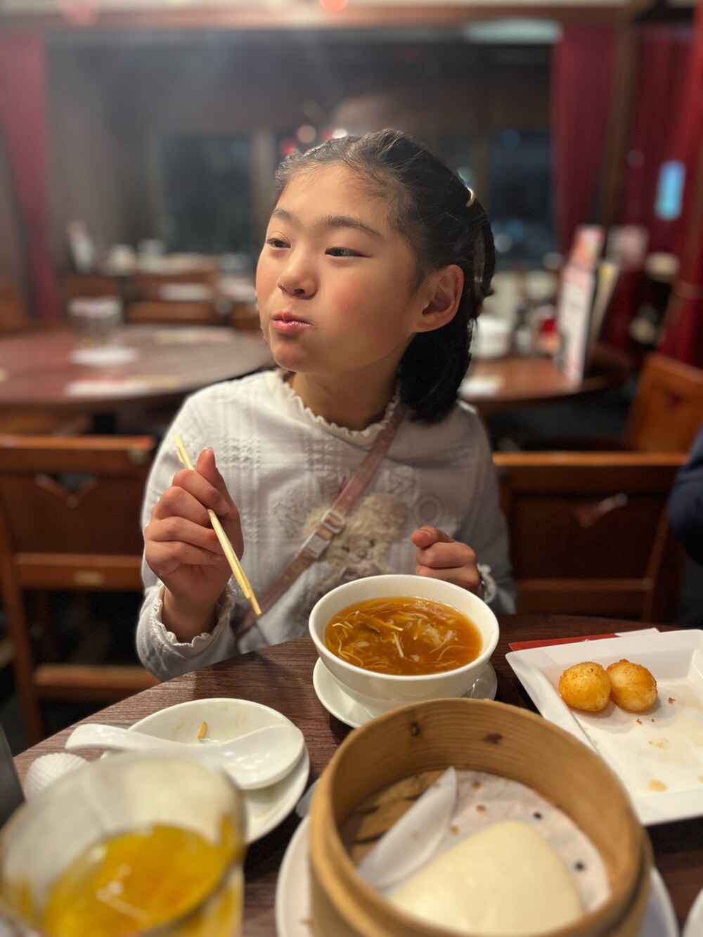 シルバー系のワンピースを着用したキッズの春コーディネートの3枚目の写真